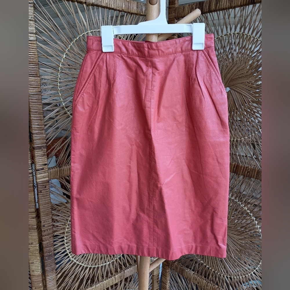 Vintage Toffs Elegant Coral Leather Skirt_6
